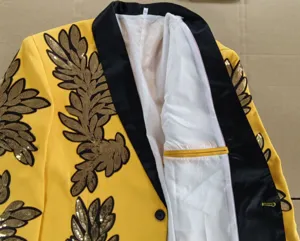 Vista detallada de forro y bordado con lentejuelas doradas para blazer hombre