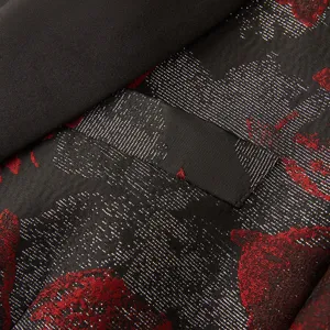 Détail de veste de costume jacquard rétro, gros plan sur le tissu blazer slim homme.