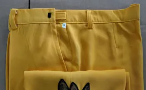Pantalón de traje dorado con lentejuelas para hombre, vista detallada con etiqueta de talla.