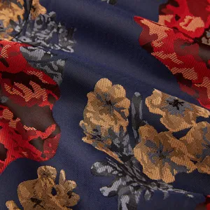 Gros plan detaille sur le tissu jacquard floral vintage bleu fonce pour veste de costume.