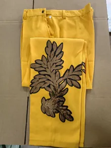Pantalon de hombre amarillo con lentejuelas apliques fiesta espectaculo de la etapa