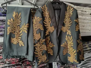 Hombre chaqueta de traje y pantalones bordados con lentejuelas doradas para escena detalle vista