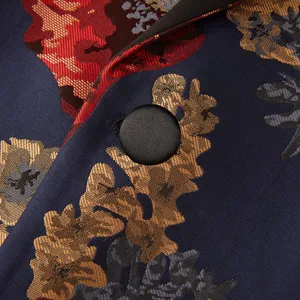 Détail veste costume jacquard homme gros plan, tissu motif floral vintage avec bouton noir