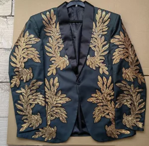 Detalle de blazer de hombre bordado con lentejuelas de lujo, chaqueta con patrón de hojas.