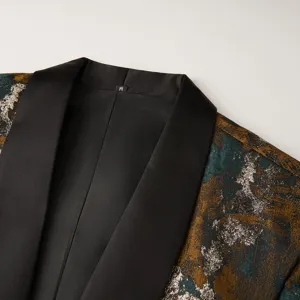 Détail du col de blazer décontracté jacquard vintage pour homme avec élégant revers noir satiné.