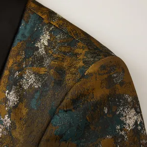Gros plan sur les details du tissu de l'epaule et du revers du blazer jacquard pour homme.