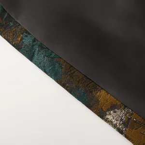 Vue de detail montrant le motif de tissu jacquard retro et la texture noire pour veste homme.