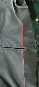 Detalle del forro interior de chaqueta de traje para hombre, acabado exquisito y tela de calidad.
