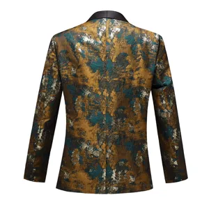 Détail de blazer vintage jacquard homme, tissu à motif doré et sarcelle, veste slim élégante.