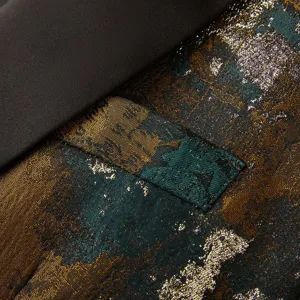 Vue detaillee de veste costume homme, tissu jacquard retro, rabat de poche et revers.