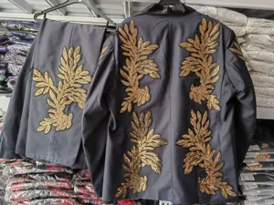 Traje de hombre gris oscuro con bordado de hojas de lentejuelas doradas, blazer y pantalón.