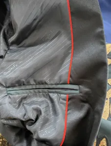 Detalle de forro de chaqueta de hombre de alta calidad, ribete rojo elegante y diseño.