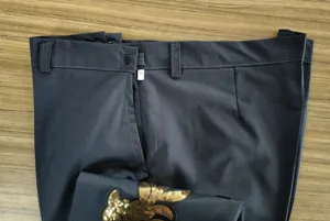 Vista detallada de pantalones de traje para hombre con parche de lentejuelas doradas 3XL.