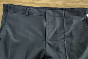 Pantalón de traje hombre gris oscuro detalle, pantalón casual diseño de cintura.