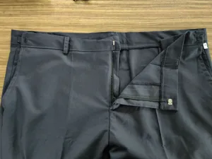 Detalle de pantalon de vestir para hombre con cremallera y fina textura de tela.