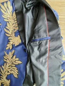 Hombre blazer lentejuelas doradas bordado floral azul moda chaqueta de traje actuación detalle
