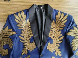 Hombre lujo oro lentejuelas hoja aplique blazer detalle, chaqueta elegante para actuación.