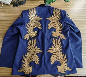 Vista detallada de la espalda del blazer azul para hombre con bordado de lentejuelas doradas.
