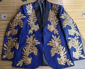 Chaqueta de traje azul para hombre con llamativos apliques de hojas de lentejuelas doradas.