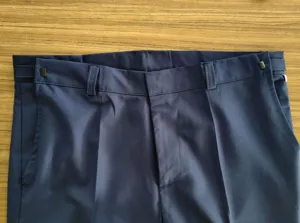 Pantalón de traje azul oscuro para hombre detalle de cintura diseño elegante