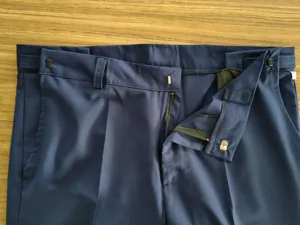 Detalle de la cintura del pantalón de traje azul oscuro de hombre, formal.