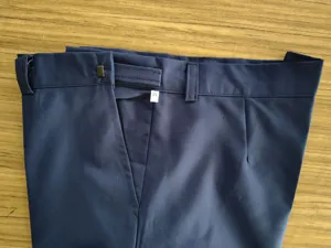 Pantalones casuales de hombre en color azul oscuro detalle de cintura para venta online.