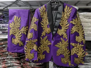 Conjunto de chaqueta blazer y pantalón morado con lentejuelas doradas para espectáculo.