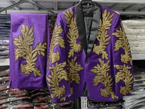 Traje de hombre morado con aplicaciones de hojas de lentejuelas doradas para escena