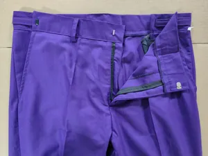 Pantalón de traje casual violeta para hombre, con diseño de cintura y cremallera.