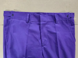 Pantalón de traje morado para hombre vista detallada con ajustadores laterales y pliegues.