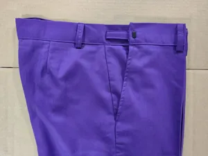 Plano detalle de los pantalones casuales morados para hombre mostrando pretina y bolsillos.