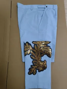 Pantalón casual de hombre azul claro con aplique de hojas de lentejuelas doradas elegante.