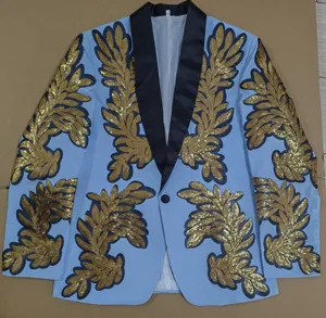 Detalle blazer lentejuelas azul claro hombre, chaqueta traje aplicacion hoja oro para espectaculo