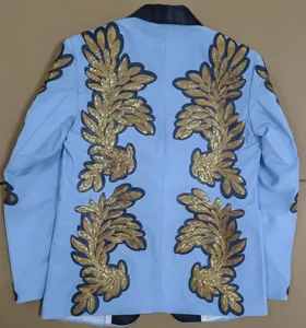 Detalle de la espalda de la chaqueta de lentejuelas azul claro con aplique de hojas doradas.