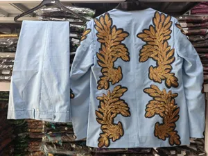 Traje azul claro para hombre con aplicaciones de lentejuelas chaqueta y pantalones