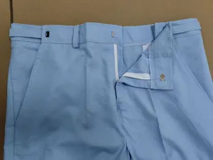Vista detallada de la cintura y la cremallera de estos pantalones de traje formales.