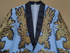 Chaqueta blazer azul claro de lujo para hombre con solapa negra y apliques de lentejuelas.