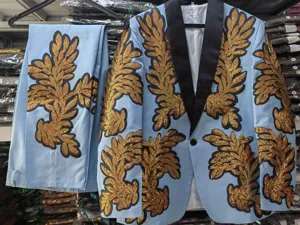 Hombres elegante conjunto traje lentejuelas doradas blazer azul claro fiesta escenario detalle
