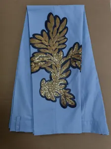 Vista detallada de pantalón de traje casual azul claro para hombre con aplique de lentejuelas.