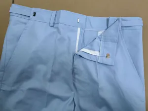 Pantalones casuales de hombre azul claro detalle de cintura y cremallera de tela.