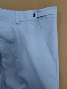 Vista detallada del bolsillo de la cintura del pantalon de traje azul claro hombre
