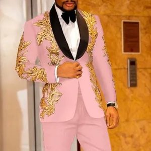 Vista de detalle de traje rosa para hombre con aplicaciones barrocas doradas solapa y chal