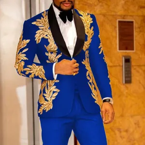 Traje de hombre azul real con bordado floral dorado y solapa chal para espectáculo.