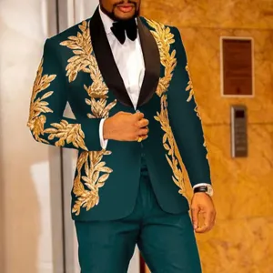 Vista detallada de cerca del traje formal verde oscuro para hombre con bordado dorado.