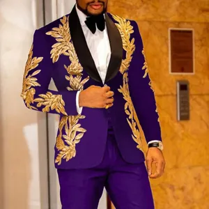 Detalle del elegante traje morado para hombre con bordado dorado y solapa chal.
