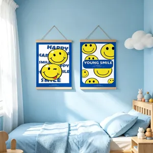 Kleinblaue Cartoon gelbe Smiley-Gesicht Hängerollbild Wanddekoration für das Kinderzimmer.