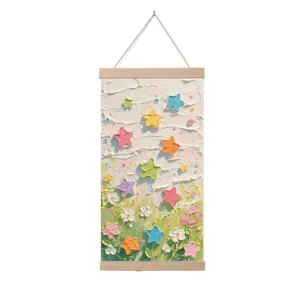 Pintura en lienzo texturizada colgante con listones de madera, estrellas y flores.