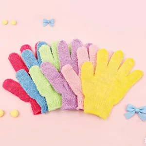 Gants de bain exfoliants multicolores à cinq doigts pour un nettoyage corporel doux.
