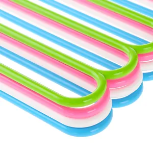 Grucce multiple per pantaloni da armadio, pratici appendiabiti in plastica colorati.