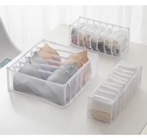 Dettaglio organizer per biancheria in rete pieghevole con scomparti multipli per reggiseni.